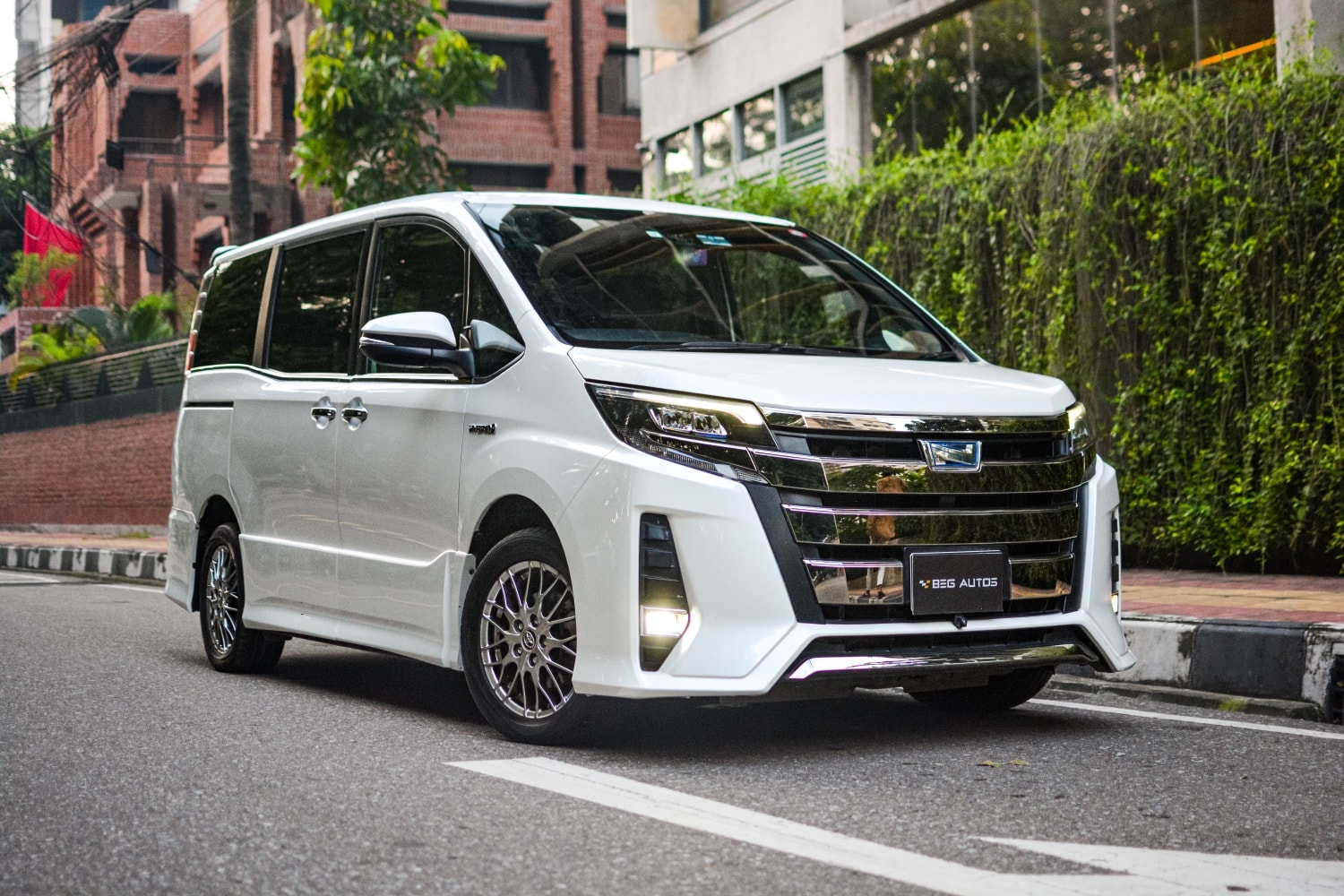 toyota NOAH WXB 2018(02)